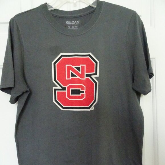 NC STATE UNIVERSITY WOLFPACK  Men's Size Med. Gray S. Sleeve T-Shirt Tee - Picture 1 of 5